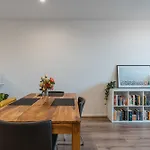 Lonsdale St 1-Bed Unit With Study Area And Parking