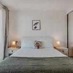Lonsdale St 1-Bed Unit With Study Area And Parking