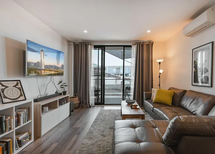 Lonsdale St 1-Bed Unit With Study Area And Parking