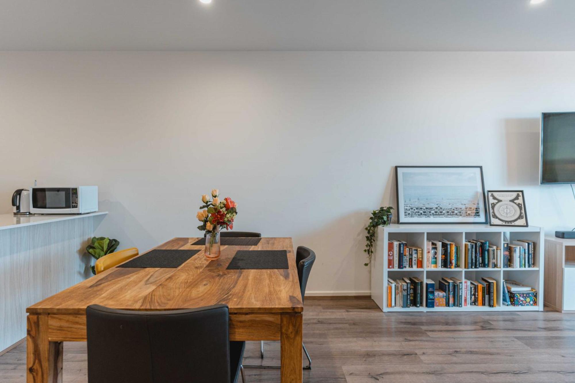 Lonsdale St 1-bed Unit With Study Area And Parking Apartment Canberra