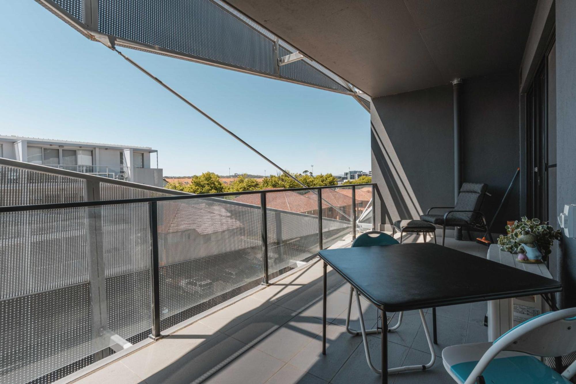 Lonsdale St 1-bed Unit With Study Area And Parking *
