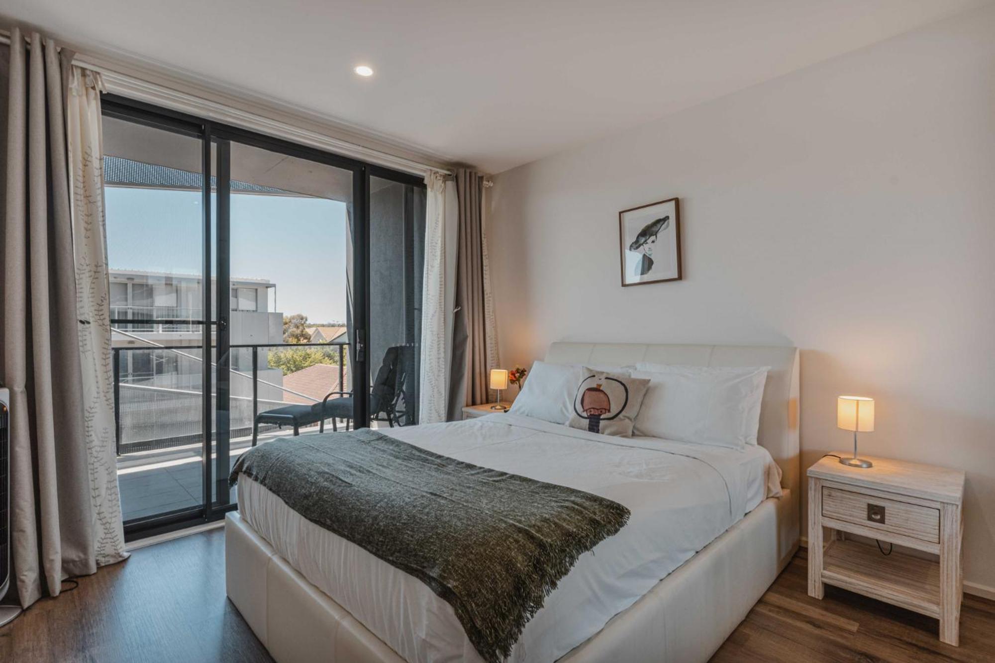 Lonsdale St 1-bed Unit With Study Area And Parking Apartment *